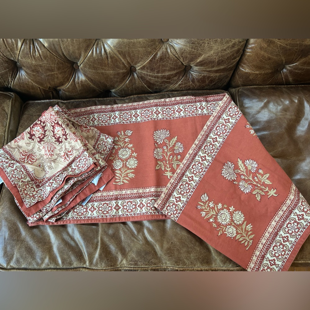 Pottery Barn Table Runner and 8 Napkins